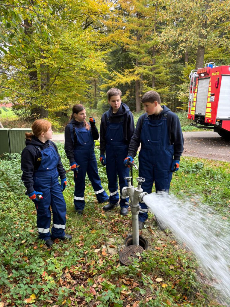 Gemeinsamer Arbeitseinsatz Feuerwehr und Jugendfeuerwehr