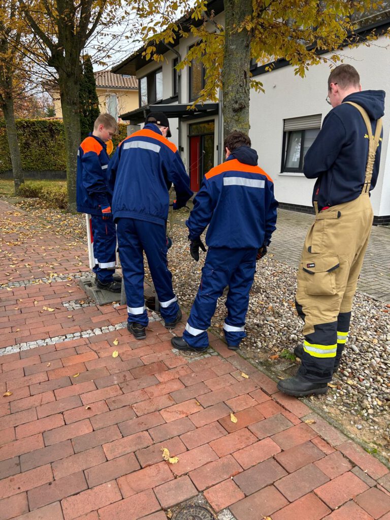 Jugendfeuerwehr bei der Hydrantenpflege