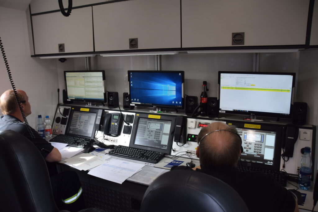 Fernmelder bei der Arbeit an der Lagekarte