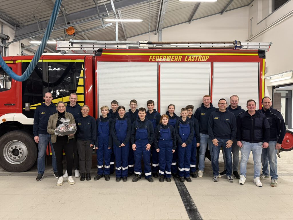 Jugendfeuerwehr Lastrup in neuen T-Shirts und Pullovern